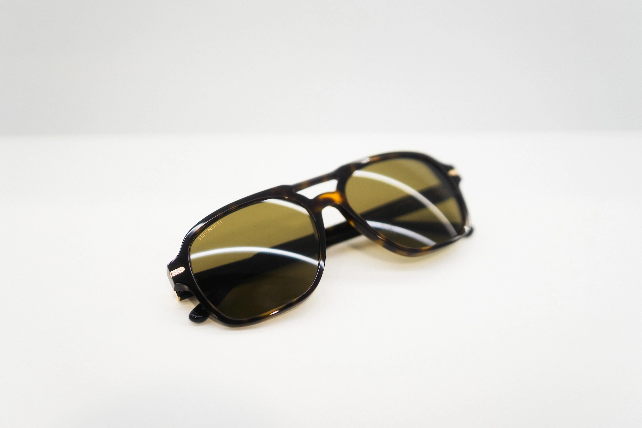 Occhiali da sole stile aviatore Serengeti con montatura tartarugata, doppio ponte e lenti verde oliva