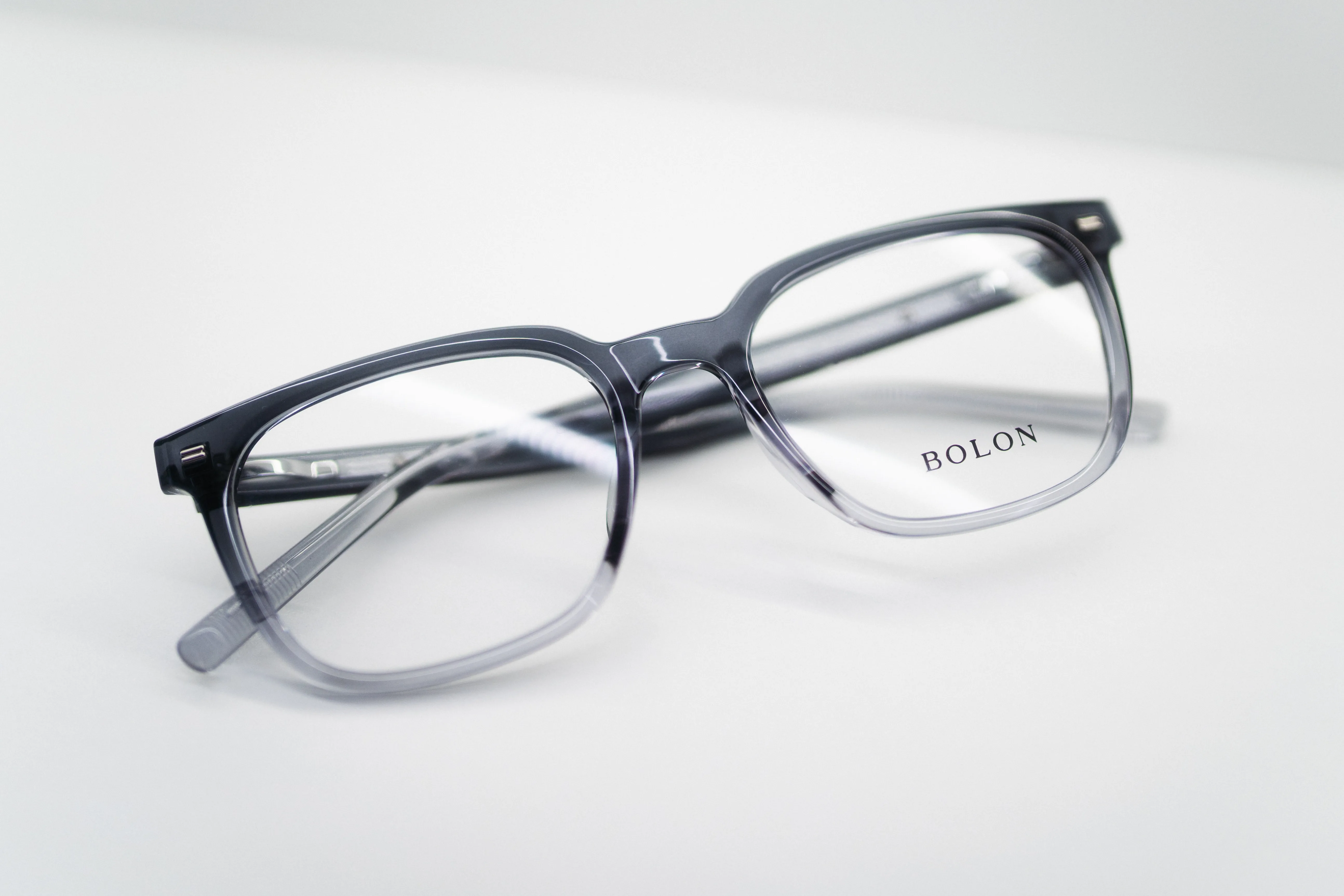Occhiali da sole oversize quadrati con montatura spessa sfumata color malva e lenti degradé.