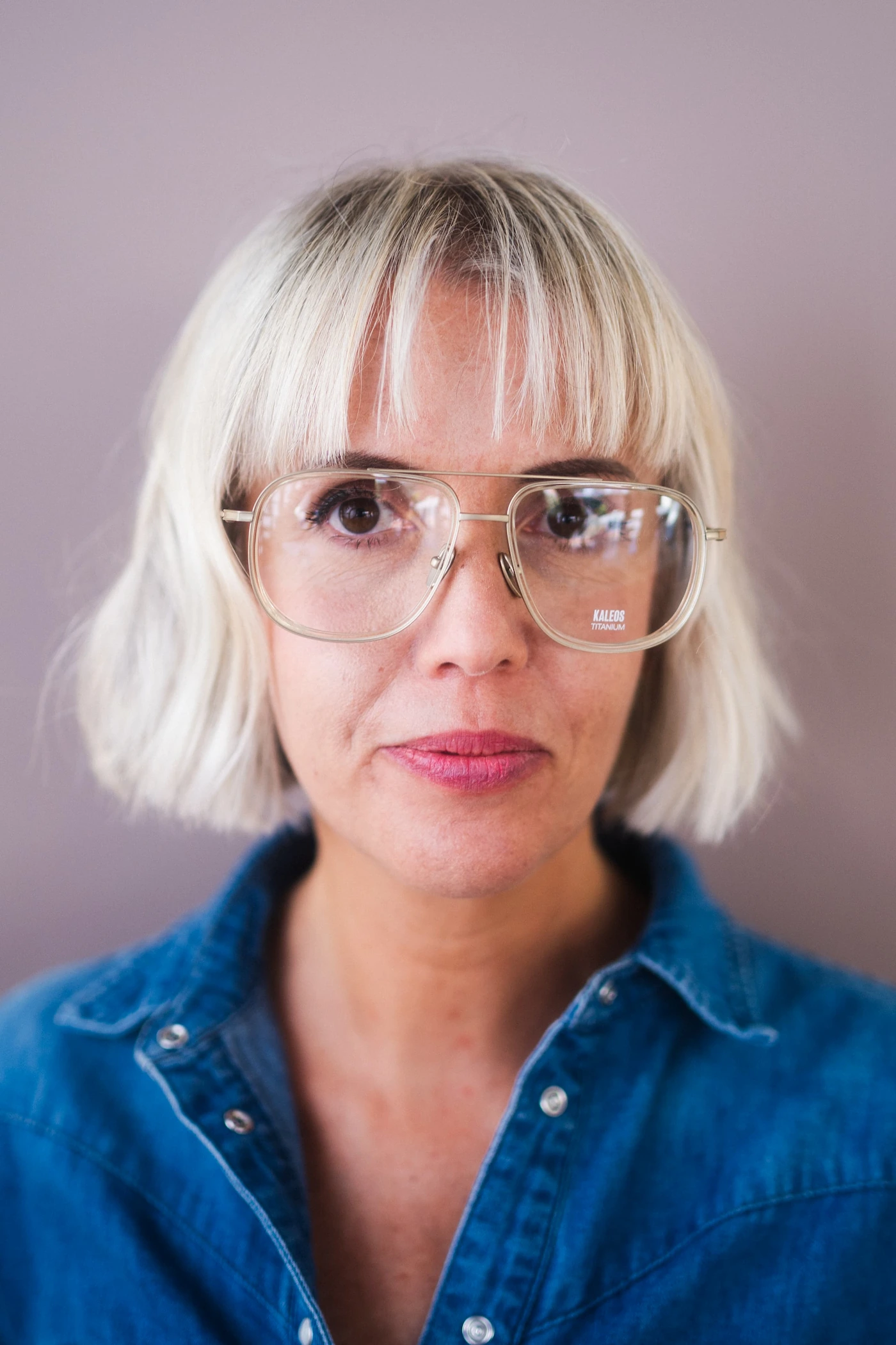 Primo piano di occhiali da vista vintage in metallo dorato stile anni 70